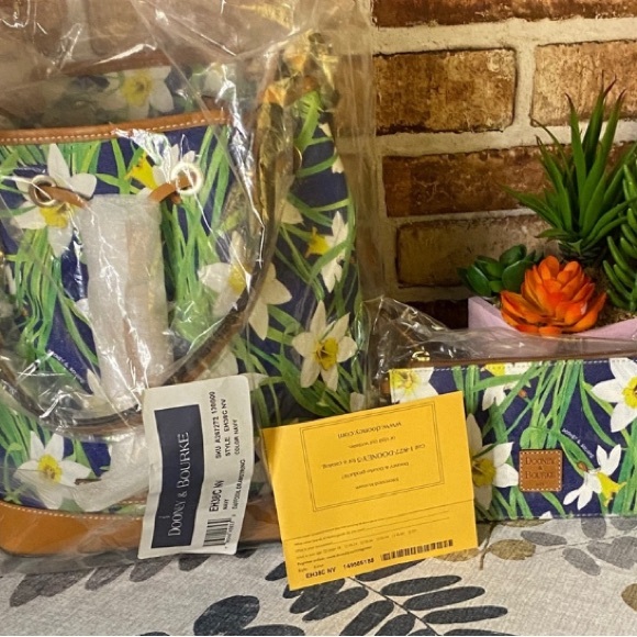 Dooney & Bourke Blue Daffodil bucket set nwt - Picture 5 of 5